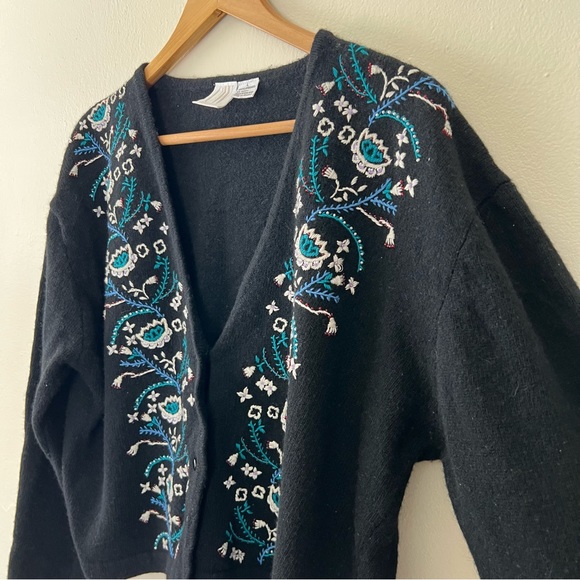 100% Lambswool Vintage Floral Embroidered V-Neck Buttoned Front Sweater - Picture 6 of 9
